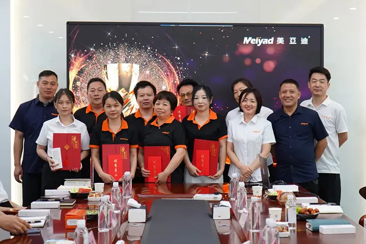 Excellent employees of the manufacturing department and department leaders