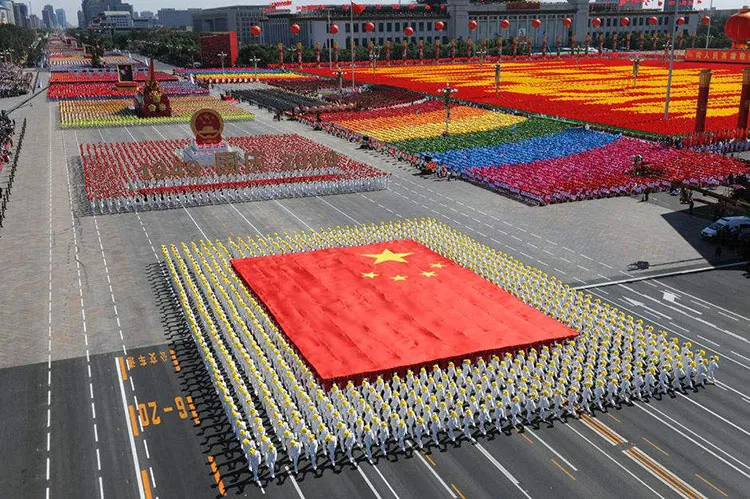 100,000 people and 70 groups of floats formed 36 squares, marching along the Chang'an Street from east to west